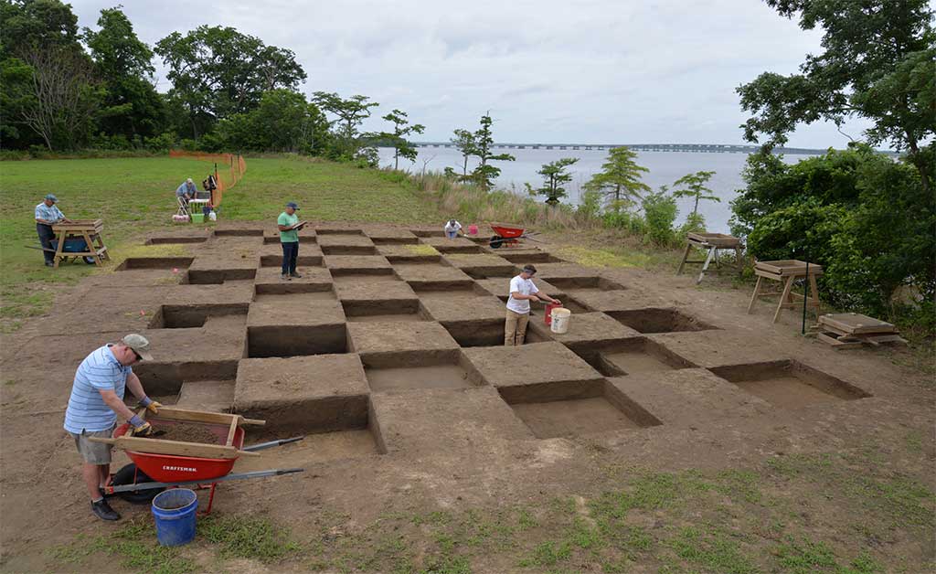 Volunteers digging at Site Y in Bertie County, NC, where they find Roanoke Colony Period artifacts.